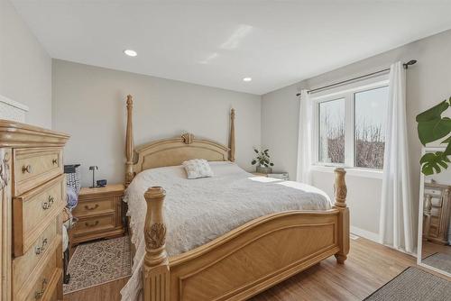 32 Alexandre Place, Marchand, MB - Indoor Photo Showing Bedroom