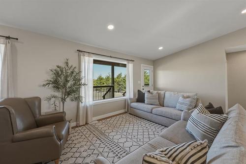 32 Alexandre Place, Marchand, MB - Indoor Photo Showing Living Room