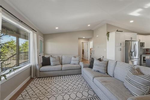 32 Alexandre Place, Marchand, MB - Indoor Photo Showing Living Room