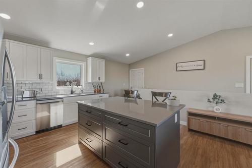 32 Alexandre Place, Marchand, MB - Indoor Photo Showing Kitchen With Upgraded Kitchen