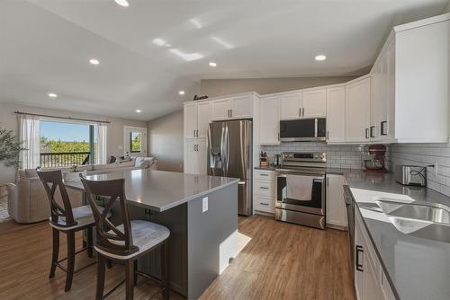 32 Alexandre Place, Marchand, MB - Indoor Photo Showing Kitchen With Stainless Steel Kitchen With Double Sink With Upgraded Kitchen