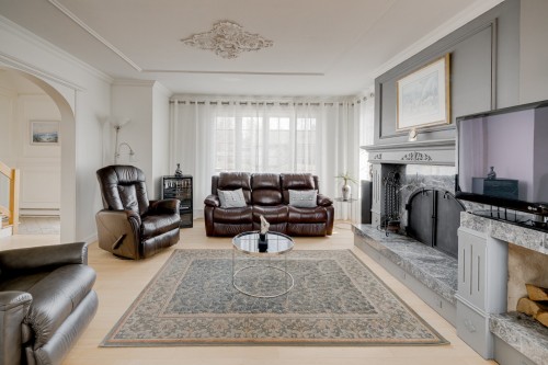 Salon - 405 Av. Mathieu, Donnacona, QC - Indoor Photo Showing Living Room With Fireplace
