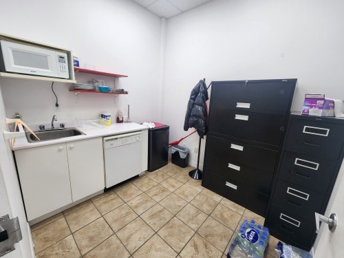 Kitchenette - 200-3210 Av. Jacques-Bureau, Laval (Chomedey), QC - Indoor