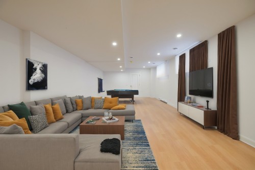 Salle de jeux - 108 Rue D'Oxford, Hudson, QC - Indoor Photo Showing Living Room