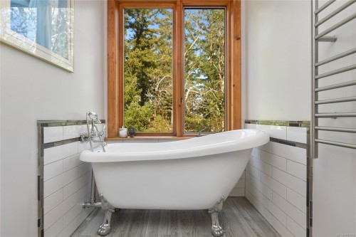 4836 Spring Rd, Saanich, BC 