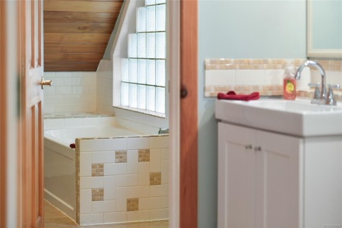 4836 Spring Rd, Saanich, BC 