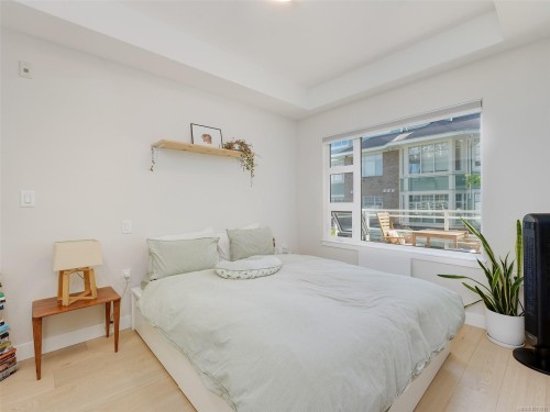 206-9861 Third St, Sidney, BC - Indoor Photo Showing Bedroom