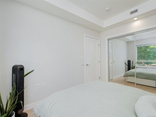 206-9861 Third St, Sidney, BC - Indoor Photo Showing Bedroom
