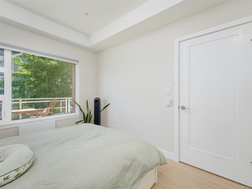 206-9861 Third St, Sidney, BC - Indoor Photo Showing Bedroom