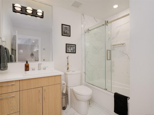 206-9861 Third St, Sidney, BC - Indoor Photo Showing Bathroom