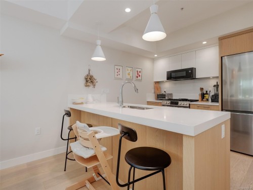 206-9861 Third St, Sidney, BC - Indoor Photo Showing Kitchen With Upgraded Kitchen