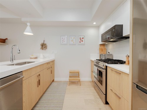 206-9861 Third St, Sidney, BC - Indoor Photo Showing Kitchen With Double Sink