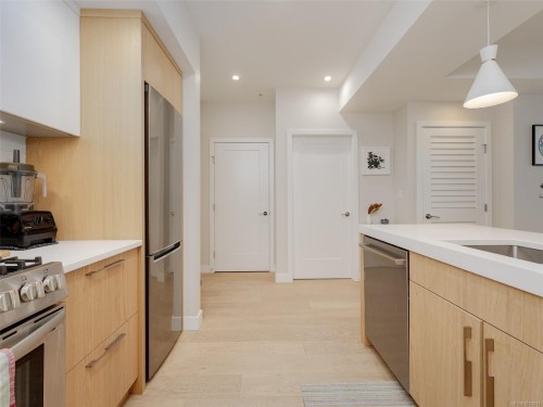 206-9861 Third St, Sidney, BC - Indoor Photo Showing Kitchen