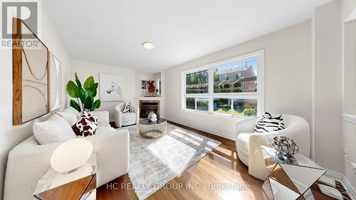 23 Brookeview Drive, Aurora, ON - Indoor Photo Showing Living Room