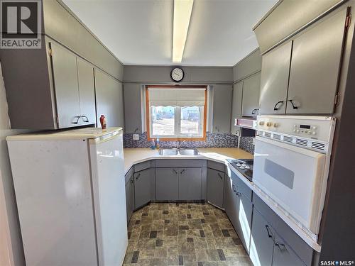 30 Main Street, Manor, SK - Indoor Photo Showing Kitchen