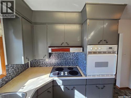 30 Main Street, Manor, SK - Indoor Photo Showing Kitchen