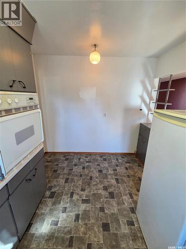 30 Main Street, Manor, SK - Indoor Photo Showing Laundry Room