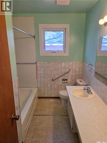 30 Main Street, Manor, SK - Indoor Photo Showing Bathroom