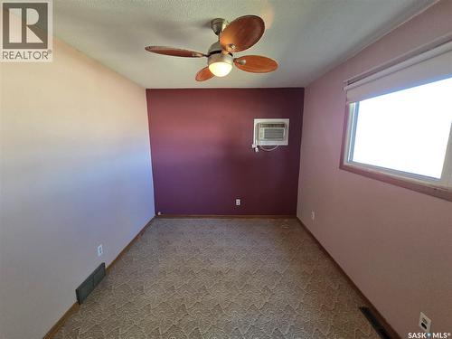 30 Main Street, Manor, SK - Indoor Photo Showing Other Room