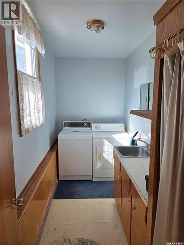 30 Main Street, Manor, SK - Indoor Photo Showing Laundry Room