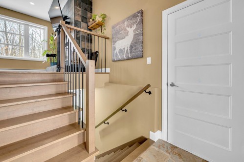 Escalier - 154 Ch. Du Roi, Saint-Hippolyte, QC - Indoor Photo Showing Other Room