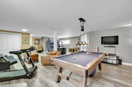 Salle familiale - 154 Ch. Du Roi, Saint-Hippolyte, QC - Indoor Photo Showing Other Room