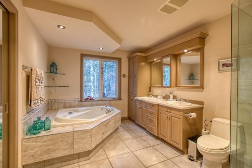 Salle de bains attenante à la CCP - 39 Rue Tracy, Saint-Hippolyte, QC - Indoor Photo Showing Bathroom