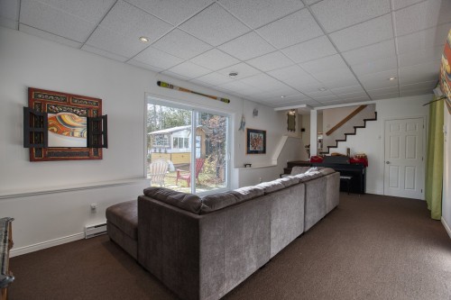 Salon - 39 Rue Tracy, Saint-Hippolyte, QC - Indoor