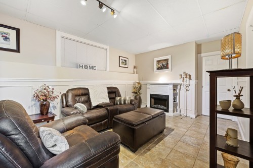 Salle familiale - 2951Z Rue Principale, Dunham, QC - Indoor Photo Showing Living Room With Fireplace