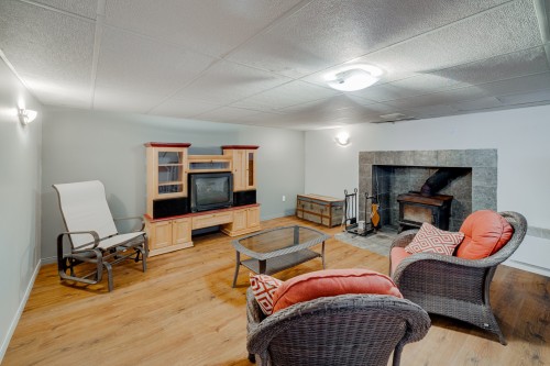 Salle familiale - 304 Rue Hardy, Saint-Basile, QC - Indoor Photo Showing Living Room With Fireplace