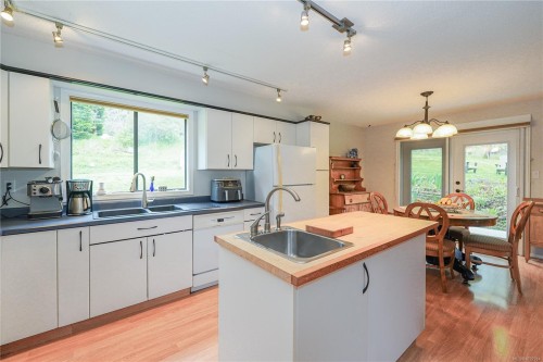 1067 Herd Rd, Duncan, BC 