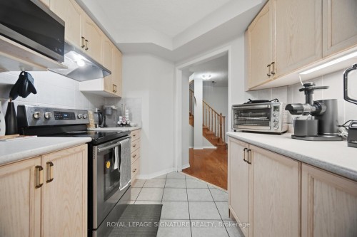 588 Rossellini Drive, Mississauga, ON - Indoor Photo Showing Kitchen