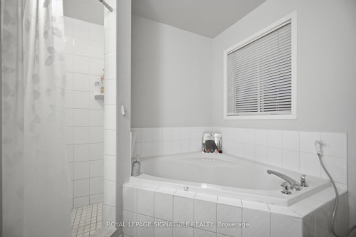 588 Rossellini Drive, Mississauga, ON - Indoor Photo Showing Bathroom