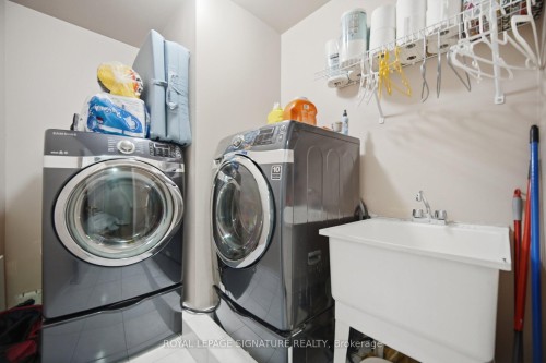 588 Rossellini Drive, Mississauga, ON - Indoor Photo Showing Laundry Room