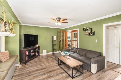135 Glassco Avenue N, Hamilton, ON - Indoor Photo Showing Living Room
