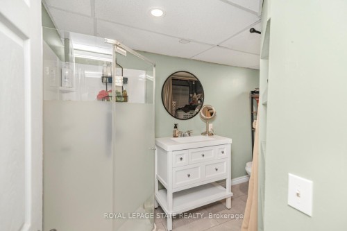 135 Glassco Avenue N, Hamilton, ON - Indoor Photo Showing Bathroom