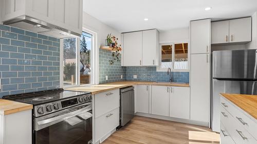 2085 Warren Avenue, Kimberley, BC - Indoor Photo Showing Kitchen