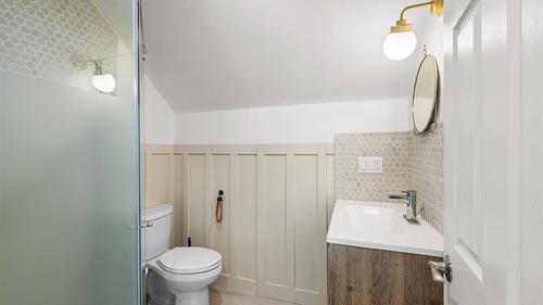 2085 Warren Avenue, Kimberley, BC - Indoor Photo Showing Bathroom