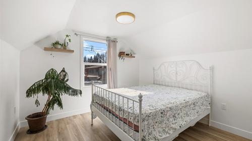 2085 Warren Avenue, Kimberley, BC - Indoor Photo Showing Bedroom