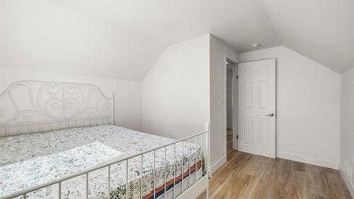 2085 Warren Avenue, Kimberley, BC - Indoor Photo Showing Bedroom