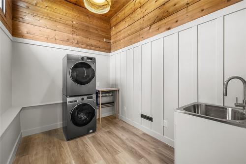 2085 Warren Avenue, Kimberley, BC - Indoor Photo Showing Laundry Room