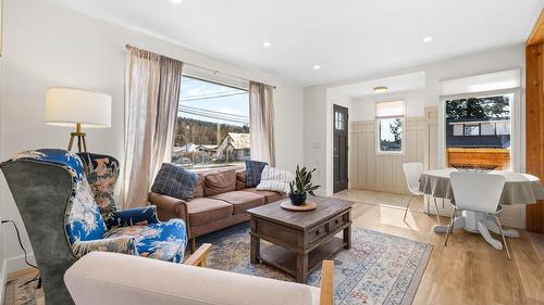 2085 Warren Avenue, Kimberley, BC - Indoor Photo Showing Living Room