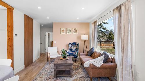 2085 Warren Avenue, Kimberley, BC - Indoor Photo Showing Living Room
