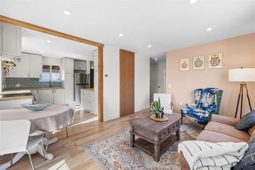 2085 Warren Avenue, Kimberley, BC - Indoor Photo Showing Living Room