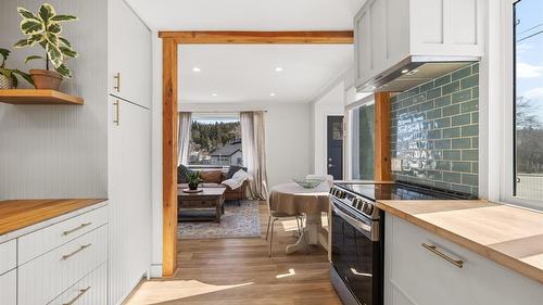 2085 Warren Avenue, Kimberley, BC - Indoor Photo Showing Kitchen