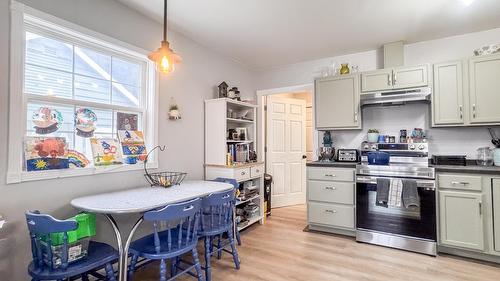 335 Chapman Street, Kimberley, BC - Indoor Photo Showing Kitchen