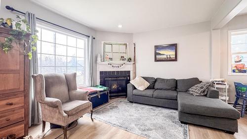 335 Chapman Street, Kimberley, BC - Indoor Photo Showing Living Room With Fireplace