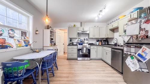 335 Chapman Street, Kimberley, BC - Indoor Photo Showing Kitchen