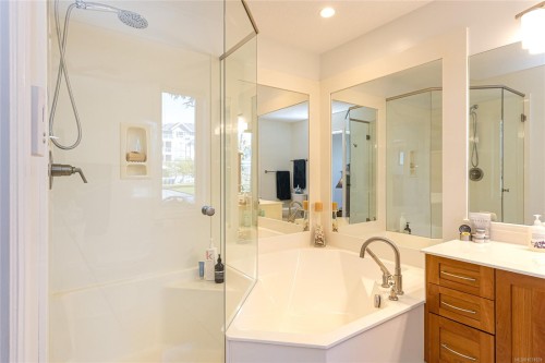 5-9885 Second St, Sidney, BC - Indoor Photo Showing Bathroom