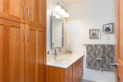 5-9885 Second St, Sidney, BC - Indoor Photo Showing Bathroom